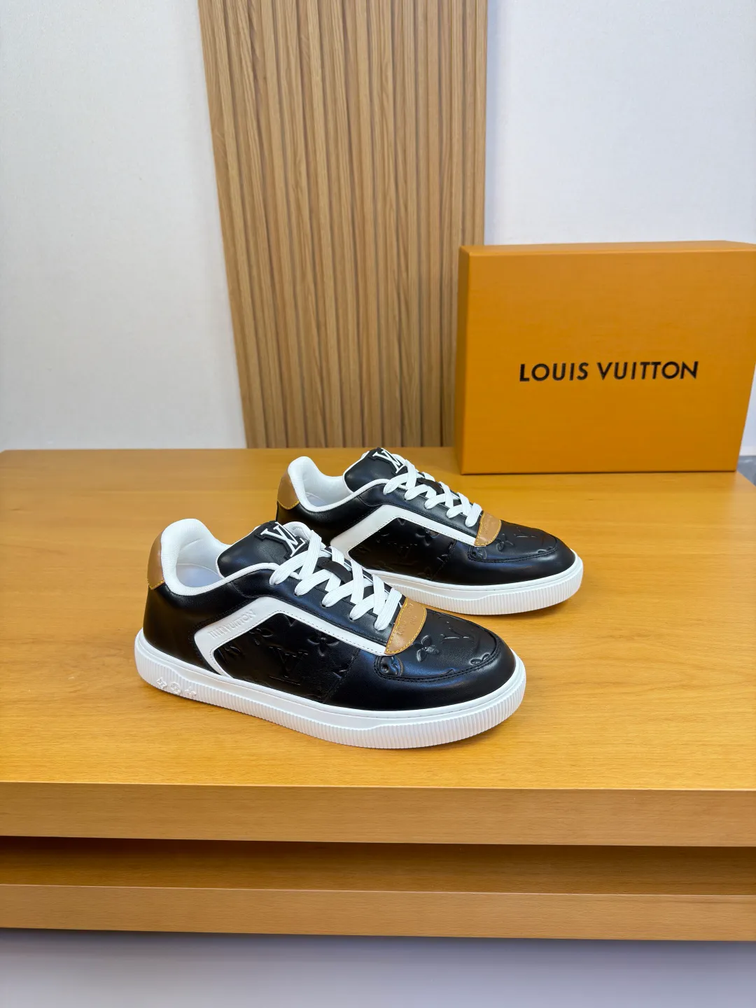 [L Home] Top P: 740💰 Size: 39-44 (customized for 38.45) 2026🆕 Lv new men's high-end original casual sports sneakers Upper: 🔝Nappa calfskin. Air-pressured brand totem, toe box, heel. Air-pressured brand logo, tongue. Sewn brand plastic module Lining: Brand canvas Outsole: Ultra-light TPR rubber; Molded outsole Super high quality control and fine workmanship.